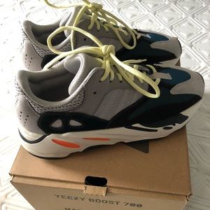 YEEZY WAVE RUNNERS 700